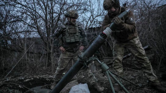 Soldados ucranianos disparan un mortero cerca de Chasiv Yar, en Donetsk.
