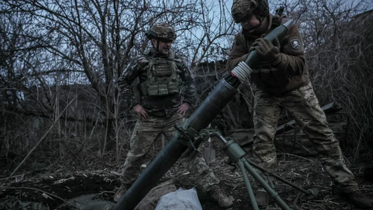 Soldados ucranianos disparan un mortero cerca de Chasiv Yar, en Donetsk. Soldados ucranianos disparan un mortero cerca de Chasiv Yar, en Donetsk.