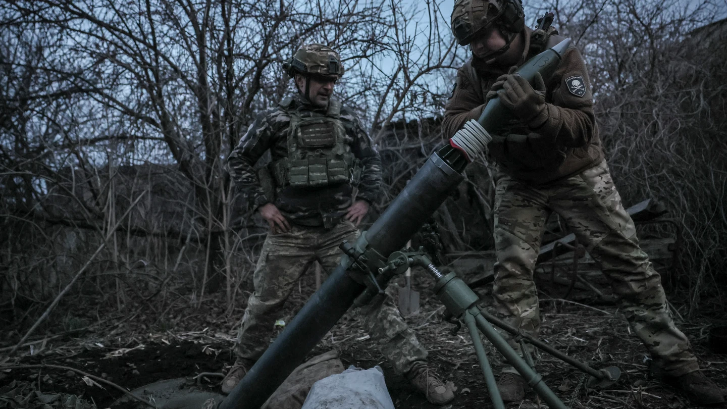 Soldados ucranianos disparan un mortero cerca de Chasiv Yar, en Donetsk. Soldados ucranianos disparan un mortero cerca de Chasiv Yar, en Donetsk.