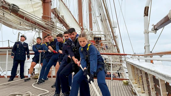 La princesa Leonor (dcha.) a bordo del buque escuela Juan Sebastián Elcano a mitad de su viaje. La princesa Leonor (dcha.) a bordo del buque escuela Juan Sebastián Elcano a mitad de su viaje.