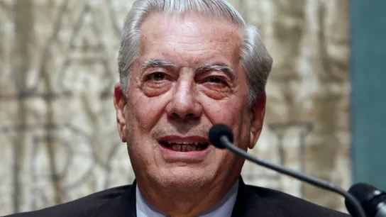 La literatura y la política latinoamericanas lloran la muerte del "maestro" Mario Vargas Llosa