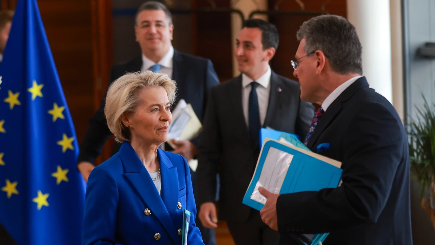 Ursula von der Leyen y el comisario europeo de Comercio, Maros Sefcovic, el pasado miércoles antes de la reunión semanal de la Comisión Europea. Ursula von der Leyen y el comisario europeo de Comercio, Maros Sefcovic, el pasado miércoles antes de la reunión semanal de la Comisión Europea.