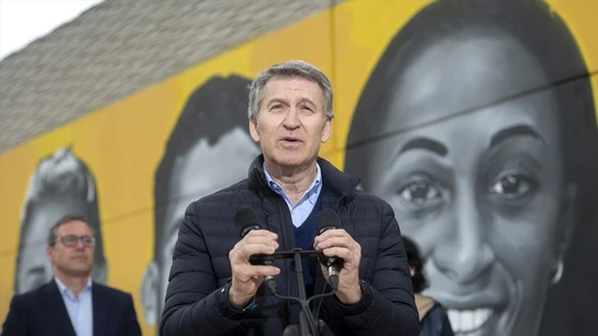 El presidente del Partido Popular, Alberto Núñez Feijóo, interviene ante los medios de comunicación antes de asistir al partido entre el AD Torrejón CF y el Real Madrid, a 14 de abril de 2025, en Torrejón de Ardoz, Madrid (España).  El presidente del Partido Popular, Alberto Núñez Feijóo, interviene ante los medios de comunicación antes de asistir al partido entre el AD Torrejón CF y el Real Madrid, a 14 de abril de 2025, en Torrejón de Ardoz, Madrid (España).