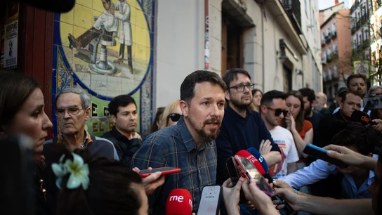 Pablo Iglesias, a su llegada a la presentación de su nuevo libro 'Enemigos íntimos', en la Taberna Garibaldi. Pablo Iglesias, a su llegada a la presentación de su nuevo libro 'Enemigos íntimos', en la Taberna Garibaldi.