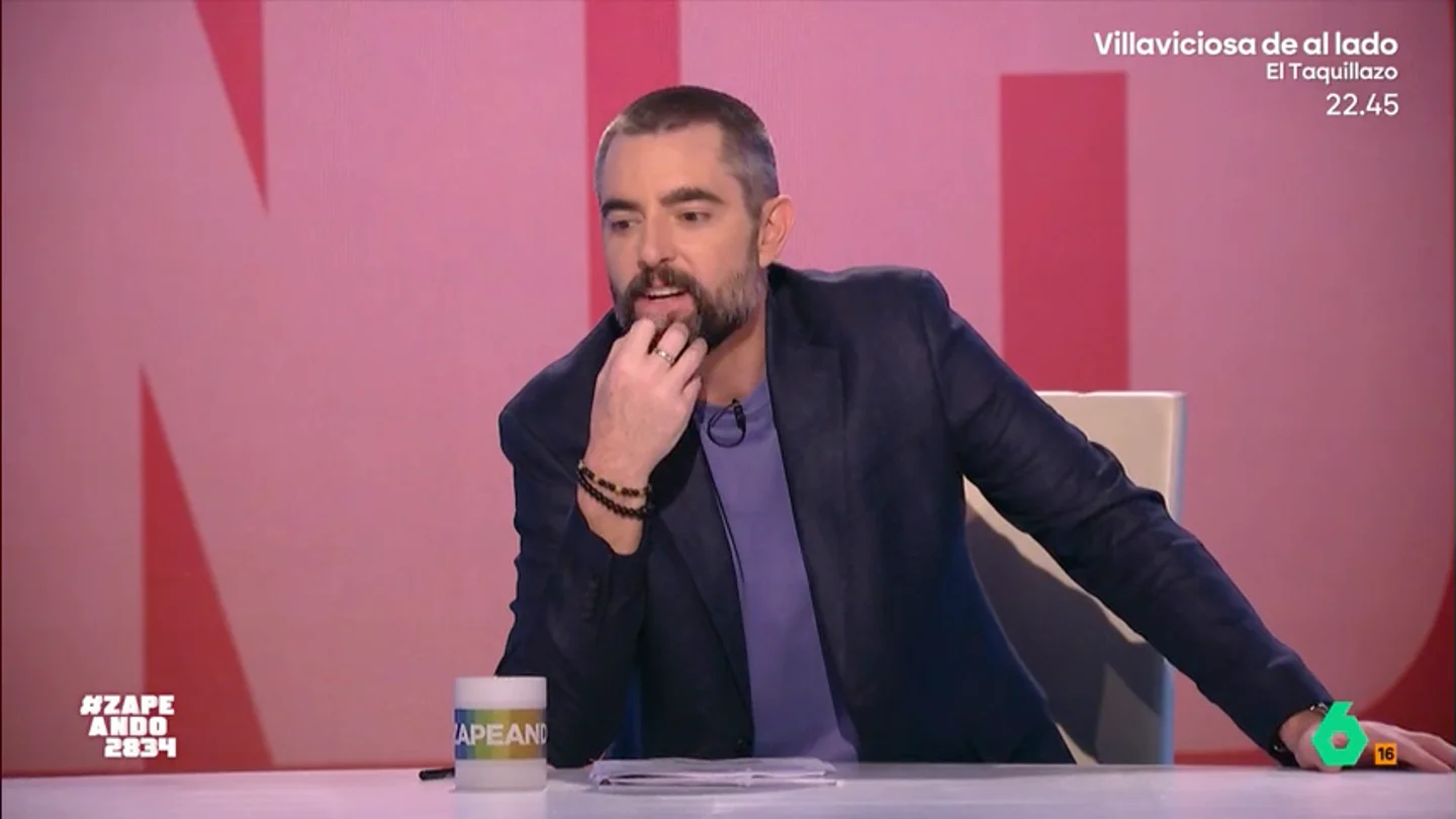 Dani Mateo explica con detalles su ausencia temporal en Zapeando: "La tele en directo te pone en situaciones difíciles" "Tenía dos opciones, estar con vosotros a la hora indicada y pasarlo mal o responder a la llamada de la naturaleza y disfrutar con vosotros del pedazo de programa que tenemos hoy", confiesa Dani Mateo en este vídeo.