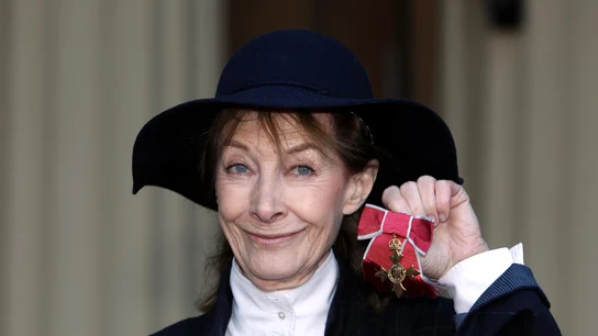 La actriz de Jean Marsh, en una imagen de 2012 sosteniendo la medalla de Oficial del Imperio Británico (OBE). La actriz Jean Marsh que le otorgó la reina Isabel II durante la ceremonia de investidura en el Palacio de Buckingham el 4 de diciembre de 2012 en Londres, Inglaterra.