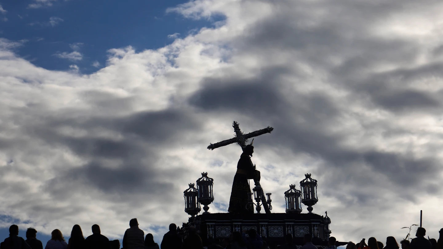 El cristo de la Hermandad de la Vera Cruz a su paso por el puente Romano el domingo 13 de abril de 2025, en Córdoba (Andalucía). El cristo de la Hermandad de la Vera Cruz a su paso por el puente Romano el domingo 13 de abril de 2025, en Córdoba (Andalucía).