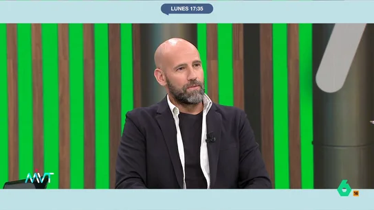 Tania Sánchez critica el look escogido por Gonzalo Miró: "Es que mírate, todo mal..." El colaborador ha escogido una combinación de prendas que no es del gusto de sus compañeras de mesa de debate. "¿Esto qué es? ¿Un akelarre?", ha preguntado Miró ante sus críticas.