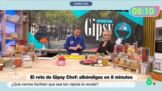 Cristina Pardo, sorprendida por la manera de hacer albóndigas de Gipsy Chef: "Esto es un poco porno..." El cocinero ha utilizado butifarra, salchichas y chorizo criollo para hacer sus albóndigas. De esta manera, no es necesario aliñar la carne y, además, se pueden formar de manera más sencilla.