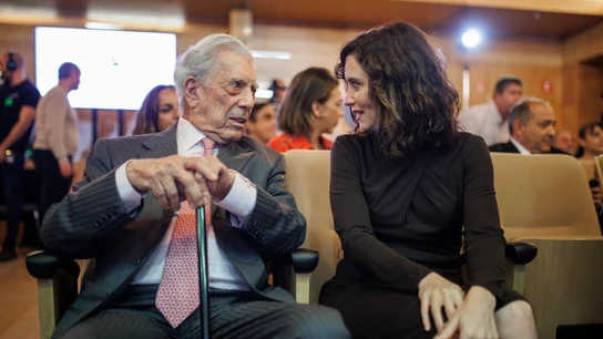 Mario Vargas Llosa e Isabel Díaz Ayuso, en una imagen de archivo Mario Vargas Llosa e Isabel Díaz Ayuso, en una imagen de archivo