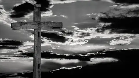 Cruz sobre cielo oscuro Cruz sobre cielo oscuro