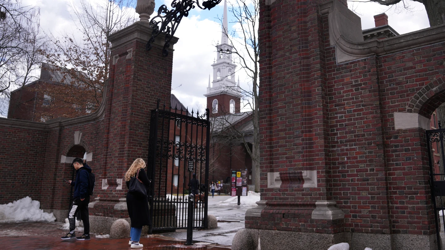 Estudiantes entran en la Universidad de Harvard Estudiantes entran en la Universidad de Harvard
