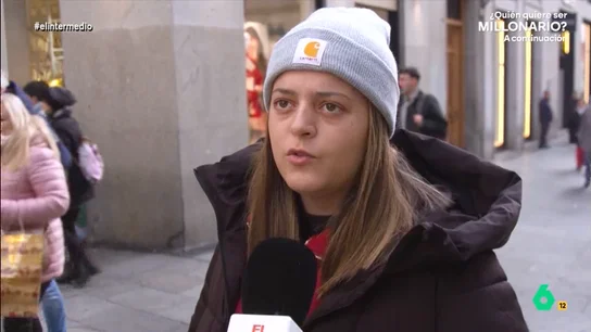 Una joven confiesa que le enfada coger el coche con mucho tráfico: "A veces insulto..." ¿Por qué se enfada la gente? El Intermedio salía a la calle para charlar con varios viandantes para conocer la respuesta a esta cuestión y, además, proponerles gritar antes la cámara para "liberar ansiedad".