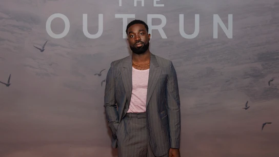 Paapa Essiedu en la premier de la película The Outburn Paapa Essiedu en la premier de la película The Outburn