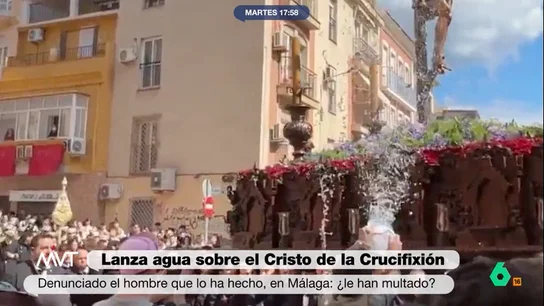 Denuncian a un hombre por lanzar agua sobre el paso del Cristo de la Crucifixión en Málaga Un hombre ha sido denunciado por lanzar agua con una garrafa al paso del Cristo de la Crucifixión durante su procesión en Málaga. La Policía le acusa de alteración del orden público.