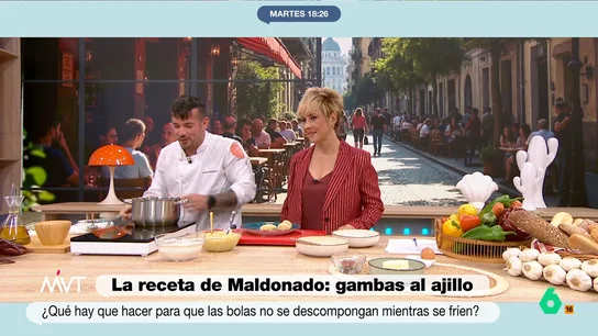 La petición de Cristina Pardo a Carlos Maldonado: "Tienes que hacer más bolas, está todo el mundo expectante" El cocinero ha preparado unas 'bombas' de patata rellenas de gambas al ajillo, una versión diferente y muy original de este popular plato. La elaboración no solo ha conquistado a Cristina Pardo sino también al resto de colaboradores.