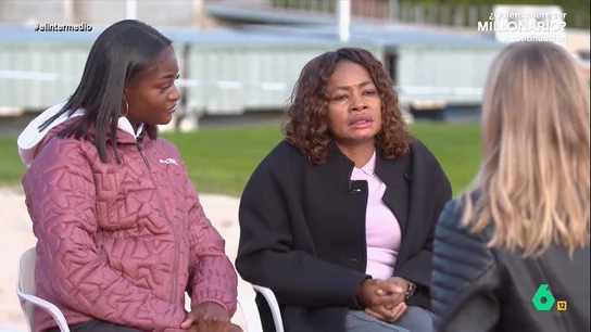 La madre de Tessy Ebosele recuerda cómo fueron sus complicados primeros años en España: "Trabajaba y parecía que pedía limosna" Andrea Ropero entrevistó a Tessy Ebosele, prometedora atleta olímpica española, y también a su madre Evely, que en este vídeo contó su historia de superación tras llegar a España en patera cuando Tessy era una recién nacida.