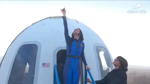 Katy Perry, tras completar el viaje al espacio en la nave Blue Origin Katy Perry, tras completar el viaje al espacio en la nave Blue Origin