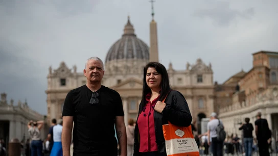 Los periodistas peruanos Pedro Salinas (izquierda) y Paola Ugaz, frente a la Plaza de San Pedro en el Vaticano, el jueves 17 de octubre de 2024. Los periodistas peruanos Pedro Salinas (izquierda) y Paola Ugaz, frente a la Plaza de San Pedro en el Vaticano, el jueves 17 de octubre de 2024.