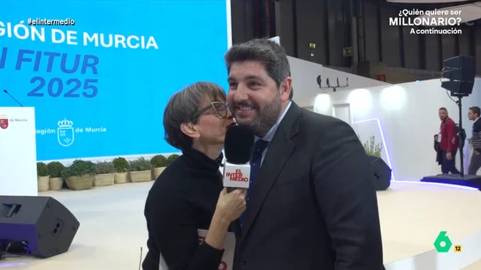 López Miras intenta ligar con Thais Villas en FITUR: "Un día vamos a quedar a tomar una cerveza y verás" López Miras intenta ligar con Thais Villas en FITUR: "Un día vamos a quedar a tomar una cerveza y verás"
