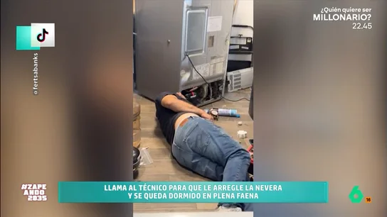 Un joven sorprende al técnico de la nevera durmiendo en el suelo mientras reparaba el electrodoméstico El chico necesitaba reparar el electrodoméstico pero lo que no esperaba es que el hombre que vino a arreglarlo decidiera echarse una siesta en mitad de su cocina.