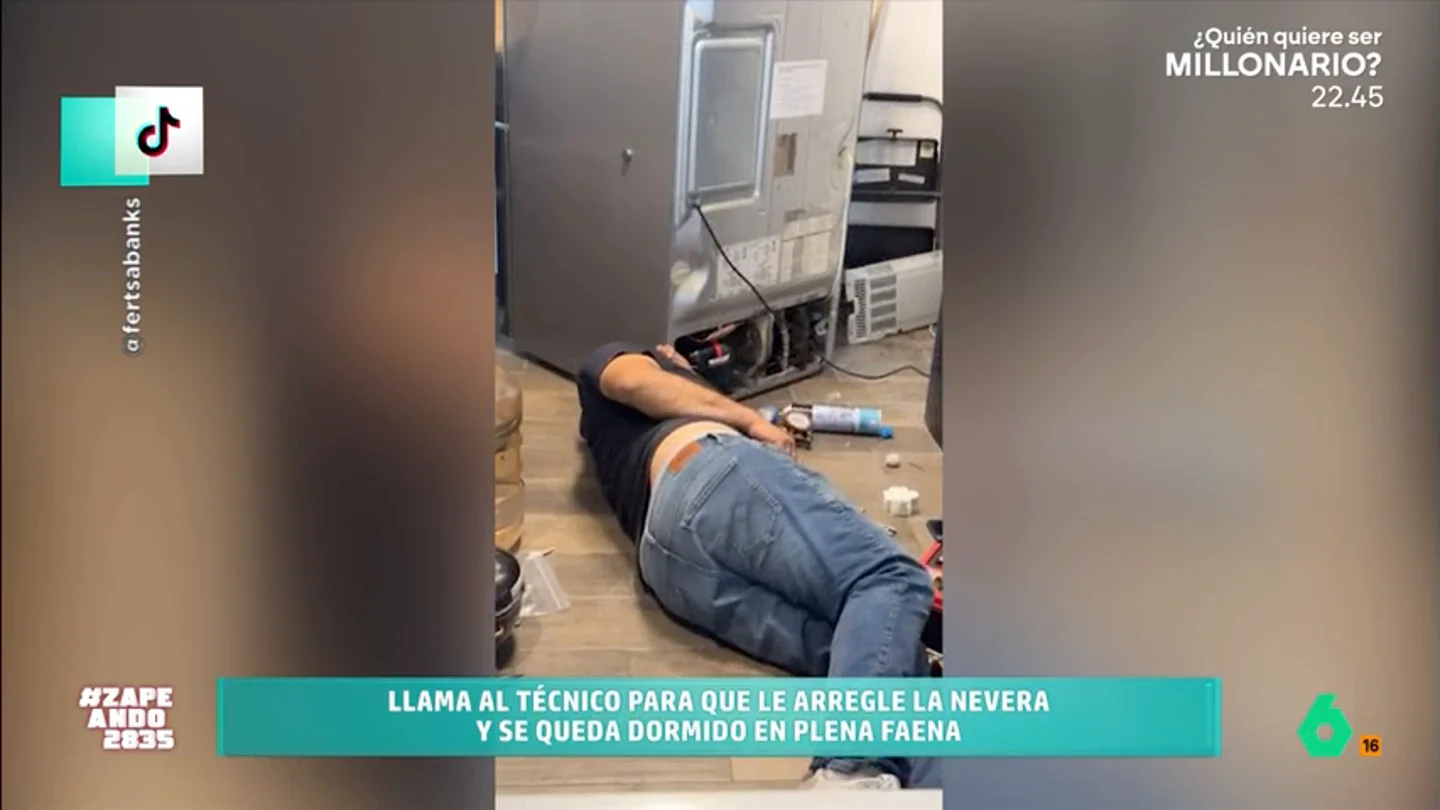 Un joven sorprende al técnico de la nevera durmiendo en el suelo mientras reparaba el electrodoméstico El chico necesitaba reparar el electrodoméstico pero lo que no esperaba es que el hombre que vino a arreglarlo decidiera echarse una siesta en mitad de su cocina.