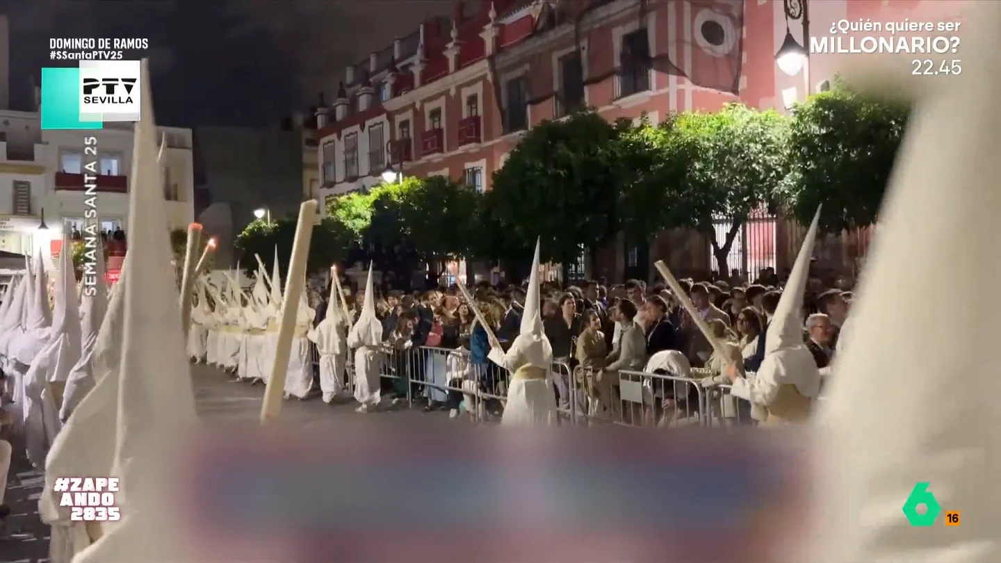 Un sospechoso sonido se cuela durante la retransmisión de esta procesión en la Semana Santa de Sevilla Un sospechoso sonido se cuela durante la retransmisión de esta procesión en la Semana Santa de Sevilla