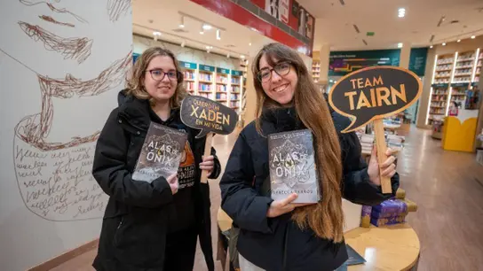 Fans con ejemplares de 'Alas de ónix' Fans con ejemplares de 'Alas de ónix'
