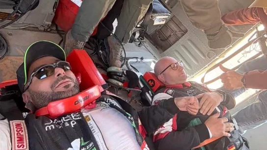 Yazeed Al Rajhi y Timo Gottschalk evacuados en camilla Yazeed Al Rajhi y Timo Gottschalk evacuados en camilla