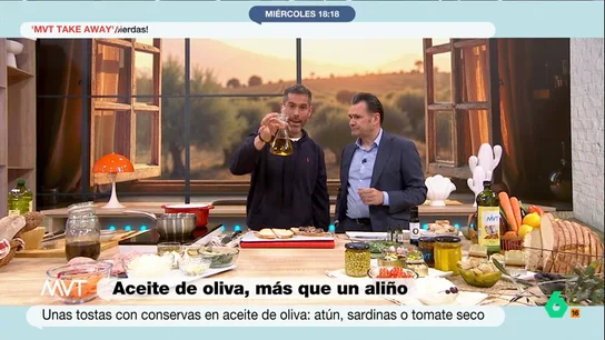 Iñaki López pregunta a Pablo Ojeda cómo se conserva el aceite: "¿Tiene que tener un grado de humedad como los puros?" El nutricionista visita Más Vale Tarde para hablar de uno de los productos más destacados de la gastronomía española: el aceite de oliva. Ojeda indica cómo debemos conservar este alimento para preservar sus características.