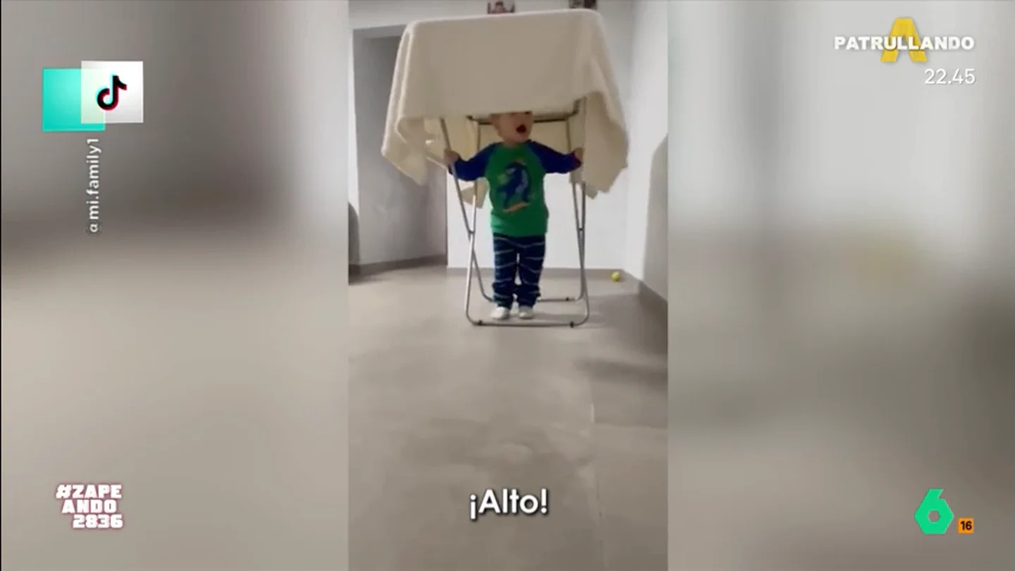 El divertido vídeo de un niño que hace su propio paso de Semana Santa con un tendedero El pequeño demuestra que lleva la Semana Santa en la sangre y que cualquier cosa es buena para convertirse en un paso. No te pierdas el cómico momento en el vídeo principal.