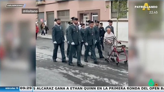 Desfilando entre guardias civiles: el divertido viral de la señora que se cuela con el andador en un procesión de Semana Santa Desfilando entre guardias civiles: el divertido viral de la señora que se cuela con el andador en un procesión de Semana Santa