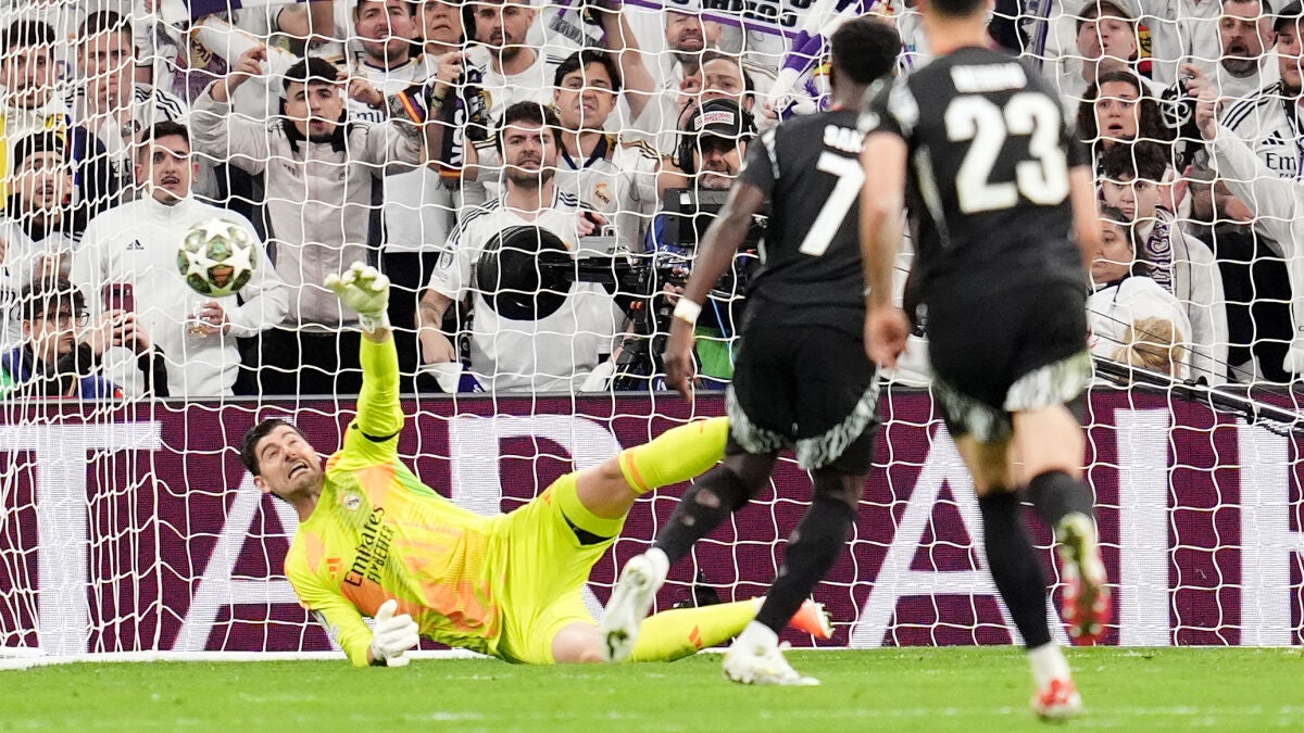 Courtois defendendo o pênalti de Saka (Foto: Getty Images)