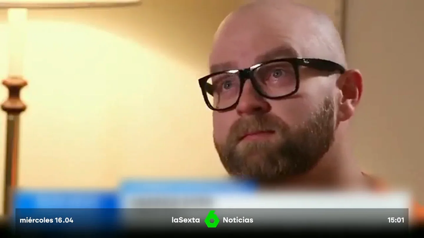 Andrew Buen Vestido de naranja, con la voz entrecortada y lágrimas en los ojos Andrew Buen Vestido de naranja, con la voz entrecortada y lágrimas en los ojos