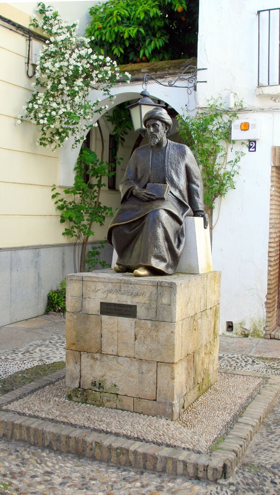 Estatua de Maimónides en la Judería de Córdoba