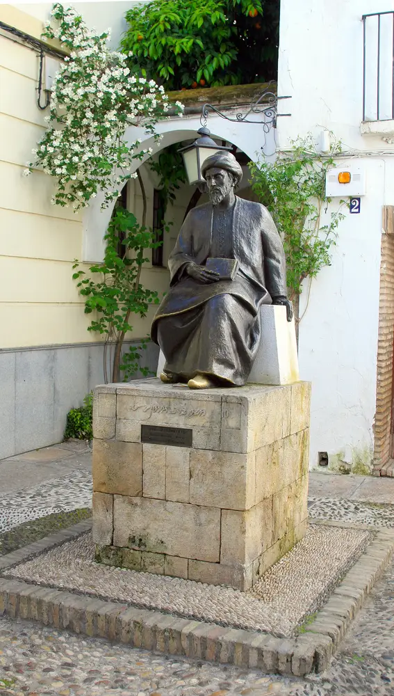 Estatua de Maimónides en la Judería de Córdoba Estatua de Maimónides en la Judería de Córdoba