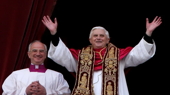 Benedicto XVI, el día de su nombramiento, el 19 de abril de 2005. Benedicto XVI, el día de su nombramiento, el 19 de abril de 2005.