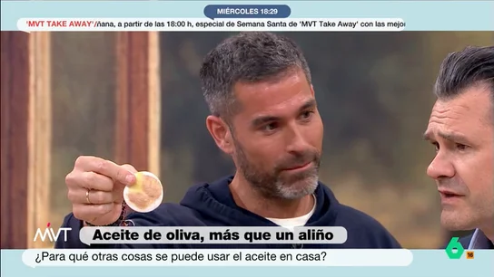 Iñaki López, al descubrir que el aceite de oliva desmaquilla: "Casi lo prefiero en su formato de escabeche" El nutricionista Pablo Ojeda ha mostrado al presentador de Más Vale Tarde un uso alternativo del aceite de oliva, más allá del culinario.