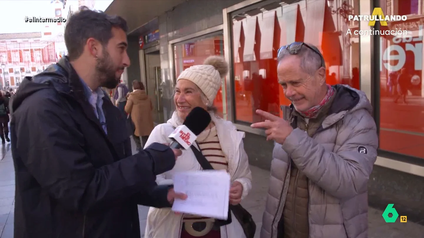 La pícara confesión de una señora a Isma Juárez sobre su marido: "No da abrazos, él se va a otra cosa..." Una abrazo es capaz de mejorar la salud, por ello el reportero salía a la calle, en el Día Mundial del Abrazo, para preguntar a los ciudadanos si les gusta dar abrazos.