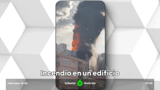Aparatoso incendio en un edificio residencial de Castellón Aparatoso incendio en un edificio residencial de Castellón