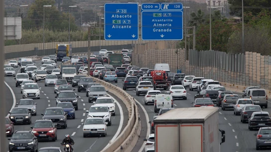 Imagen de archivo (11/04/2025) de retenciones de tráfico en la Autovía A-7 provocadas por la operación salida de las vacaciones de Semana Santa. Imagen de archivo (11/04/2025) de retenciones de tráfico en la Autovía A-7 provocadas por la operación salida de las vacaciones de Semana Santa.