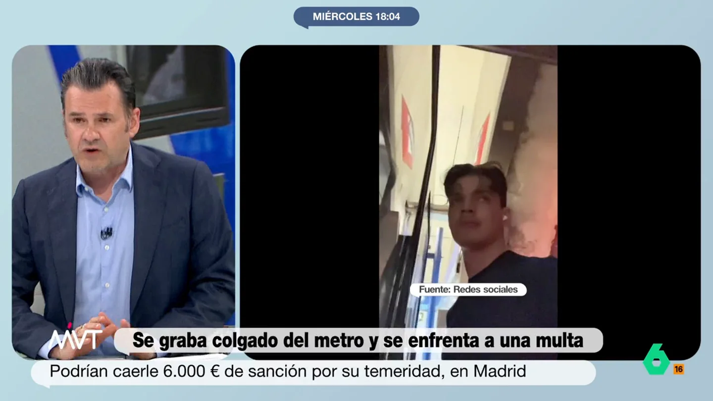 Iñaki López, sobre el tiktoker colgado del Metro: "¿Le enorgullece que un millón de personas vean que no es el más listo de la camada?" Iñaki López reacciona al vídeo de un tiktoker francés, que se ha grabado colgando del Metro de Madrid por fuera en un vídeo que ya acumula un millón de visualizaciones y por el que podría caerle 6.000 euros de multa.