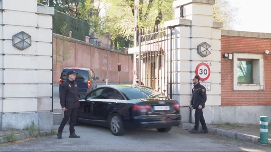 El juez Peinado, a su llegada a Moncloa en coche oficial para interrogar a Bolaños, este miércoles. El juez Peinado, a su llegada a Moncloa en coche oficial para interrogar a Bolaños, este miércoles.