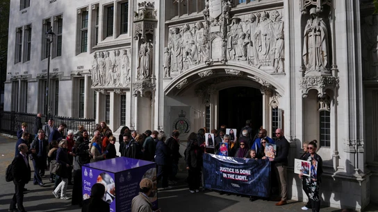 Concentración ante la Corte Suprema a la espera de la decisión sobre definición de mujer Concentración ante la Corte Suprema a la espera de la decisión sobre definición de mujer