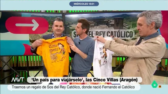Luis Calero regala una divertida camiseta a Iñaki López: "Porque ya me he casado si no me la pondría para mi enlace" El reportero ha visitado Sos del Rey Católico, lugar de nacimiento de Fernando II de Aragón. El rey católico solía decir que nada importa, lo mismo da que cortar que deshacer y de ahí se originó la frase "tanto monta".