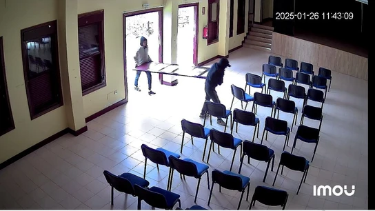 La Guardia Civil investiga a dos jóvenes por el robo de puertas y ventanas valoradas en 12.000 euros en A Coruña La Guardia Civil investiga a dos jóvenes por el robo de puertas y ventanas valoradas en 12.000 euros en A Coruña