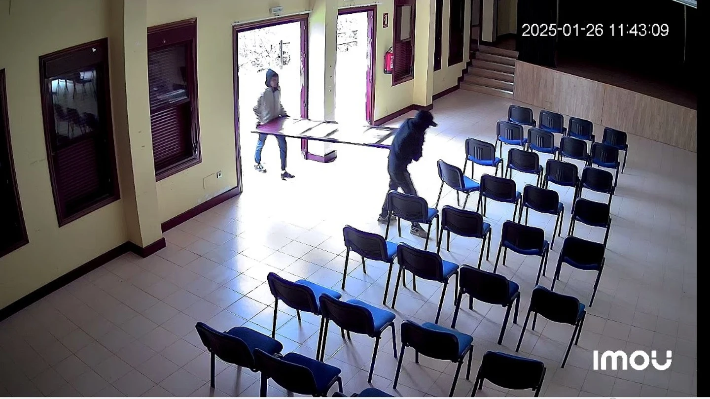 La Guardia Civil investiga a dos jóvenes por el robo de puertas y ventanas valoradas en 12.000 euros en A Coruña La Guardia Civil investiga a dos jóvenes por el robo de puertas y ventanas valoradas en 12.000 euros en A Coruña