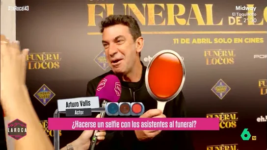 Las razones de Arturo Valls para no hacerse selfies en un funeral: "Eso lo haría mi personaje de 'Un funeral de locos'"  Los protagonista de 'Un funeral de locos' responden a las preguntas de La Roca sobre qué hacer y no hacer estando en un funeral. No te pierdas sus respuestas en el vídeo principal.