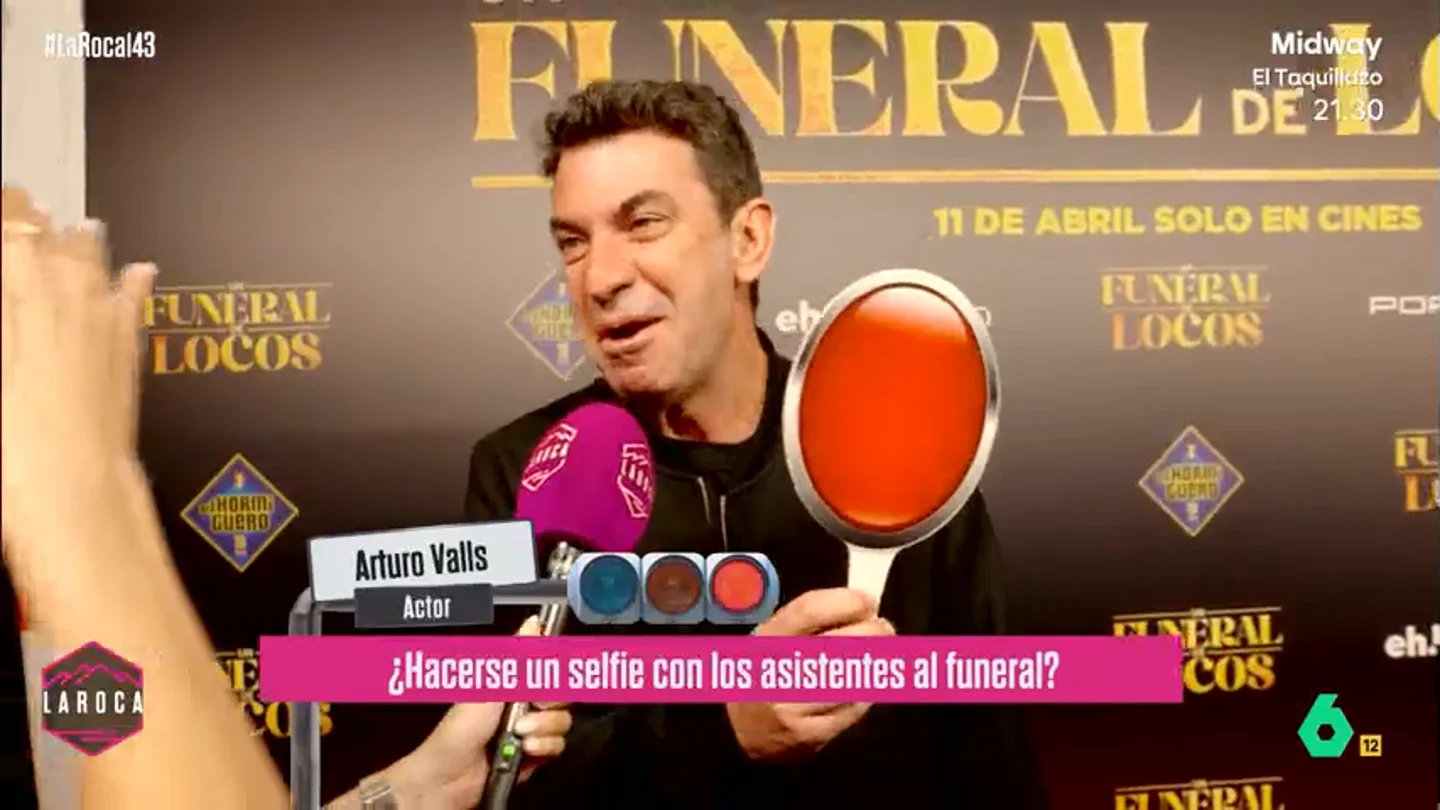 Las razones de Arturo Valls para no hacerse selfies en un funeral: "Eso lo haría mi personaje de 'Un funeral de locos'" Los protagonista de 'Un funeral de locos' responden a las preguntas de La Roca sobre qué hacer y no hacer estando en un funeral. No te pierdas sus respuestas en el vídeo principal.