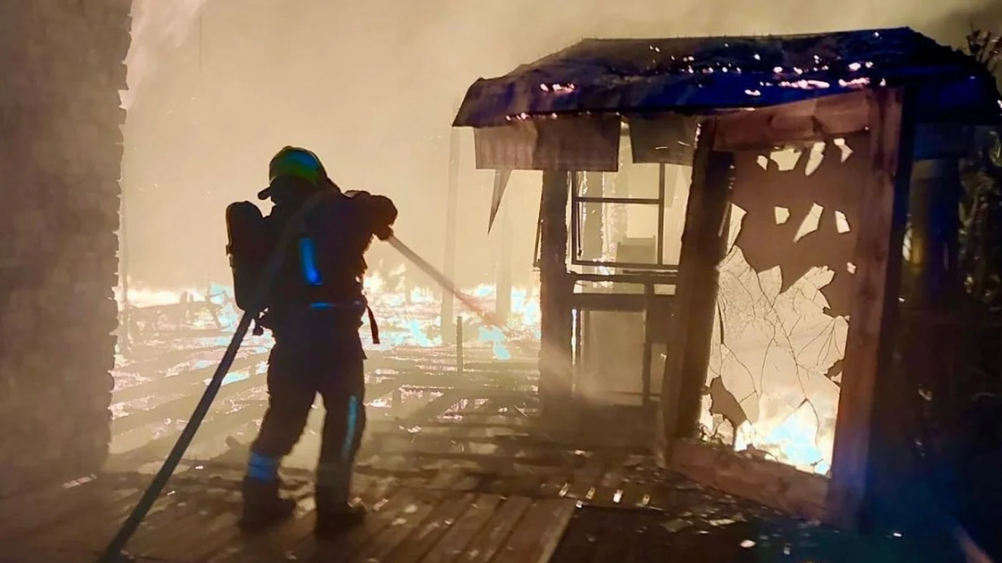 Bomberos de Málaga apagan el incendio que se provocó en el chiringuito 'Silencio Beach' Bomberos de Málaga apagan el incendio que se provocó en el chiringuito 'Silencio Beach'